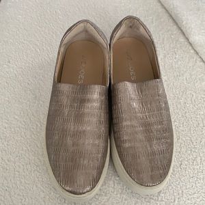 Jslides shoes only worn 1 time.